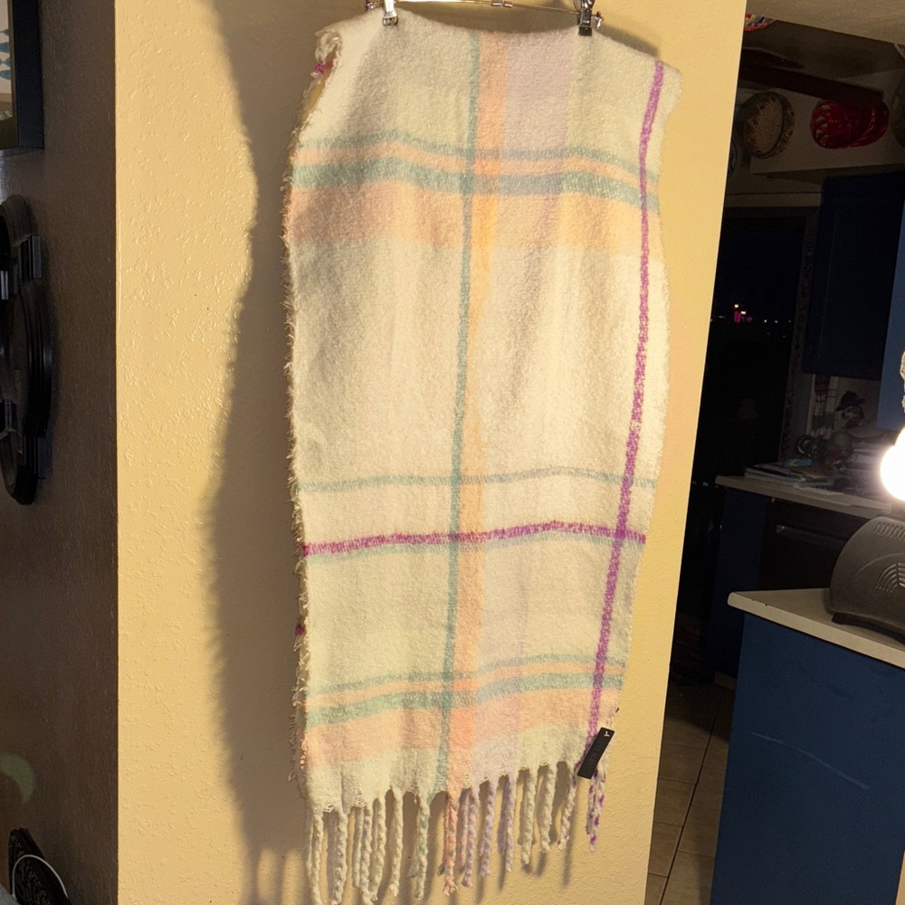 NWT STEVE MADDEN extra wide, 21”X86” long cream, colored with pink purple and